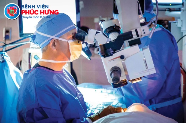 Có phải ai bị đục thủy tinh thể cũng cần phẫu thuật? Khi nào nên mổ sớm?