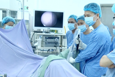 BỆNH VIỆN PHÚC HƯNG TRIỂN KHAI PHẪU THUẬT NỘI SOI TÁN SỎI THẬN NGƯỢC DÒNG BẰNG ỐNG MỀM ĐẦU TIÊN TẠI QUẢNG NGÃI