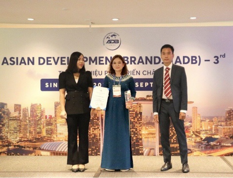 VINH DANH TOP 10 THƯƠNG HIỆU PHÁT TRIỂN CHÂU Á TẠI SINGAPORE 2022